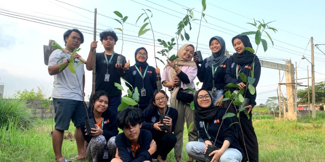 Sinergi Jasa Tirta dan Mahasiswa MMD Tanam 100 Pohon di Desa Talangagung